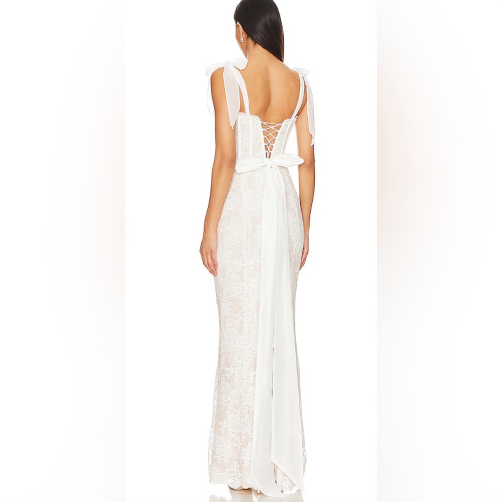 Romanza Gown in White Chantilly Lace V. Chapman - Picture 4 of 11